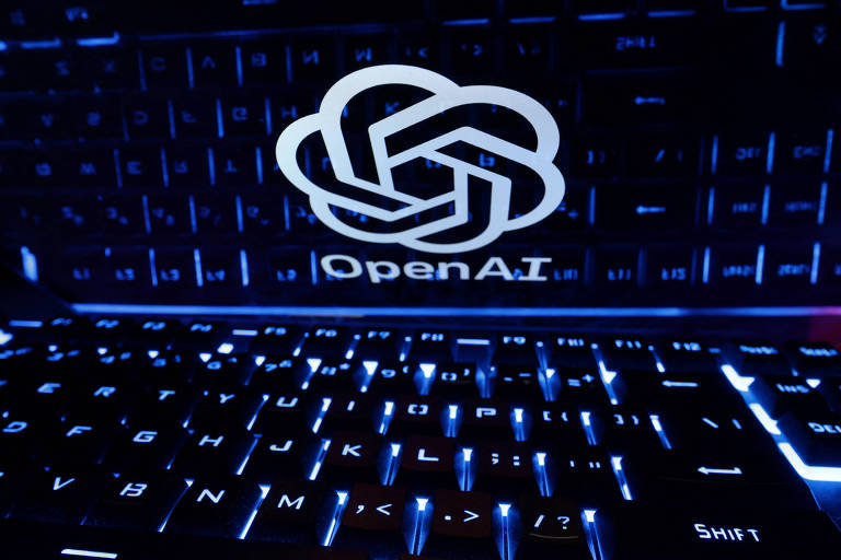 Computador com o logo da OpenAI, empresa que criou o modelo de inteligência artificial ChatGPT