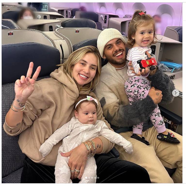 Virginia Fonseca, o marido e as filhas no avião