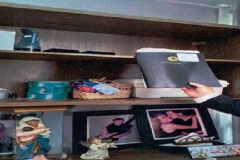 Durante buscas na casa de Anderson Torres, ex-ministro da Justiça de Bolsonaro, foi encontrada a minuta do golpe, proposta de decreto para a instauração de um estado de Defesa no TSE,