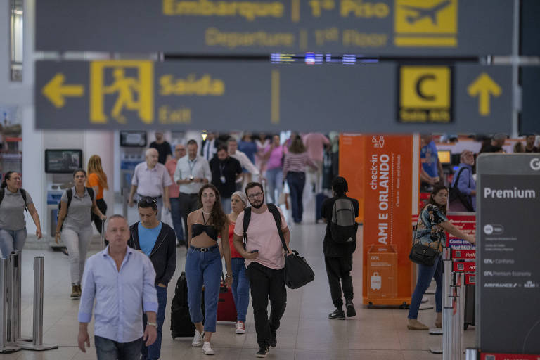 Movimento de passageiros no aeroporto Santos Dumont, no Rio de Janeiro