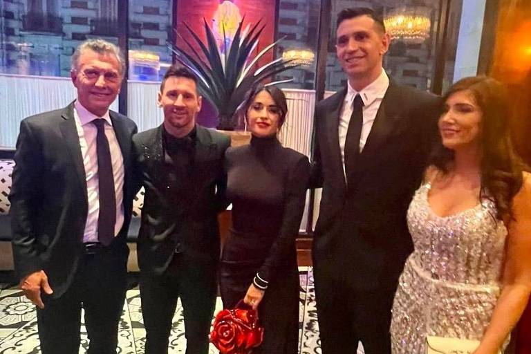 O ex-presidente da Argentina Mauricio Macri, acompanhado dos jogadores de futebol Lionel Messi e Dibu Martínez e suas respectivas esposas, Antonella Roccuzzo e Mandinha Martínez