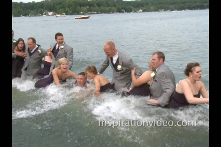 Pessoas caem na água após acidente