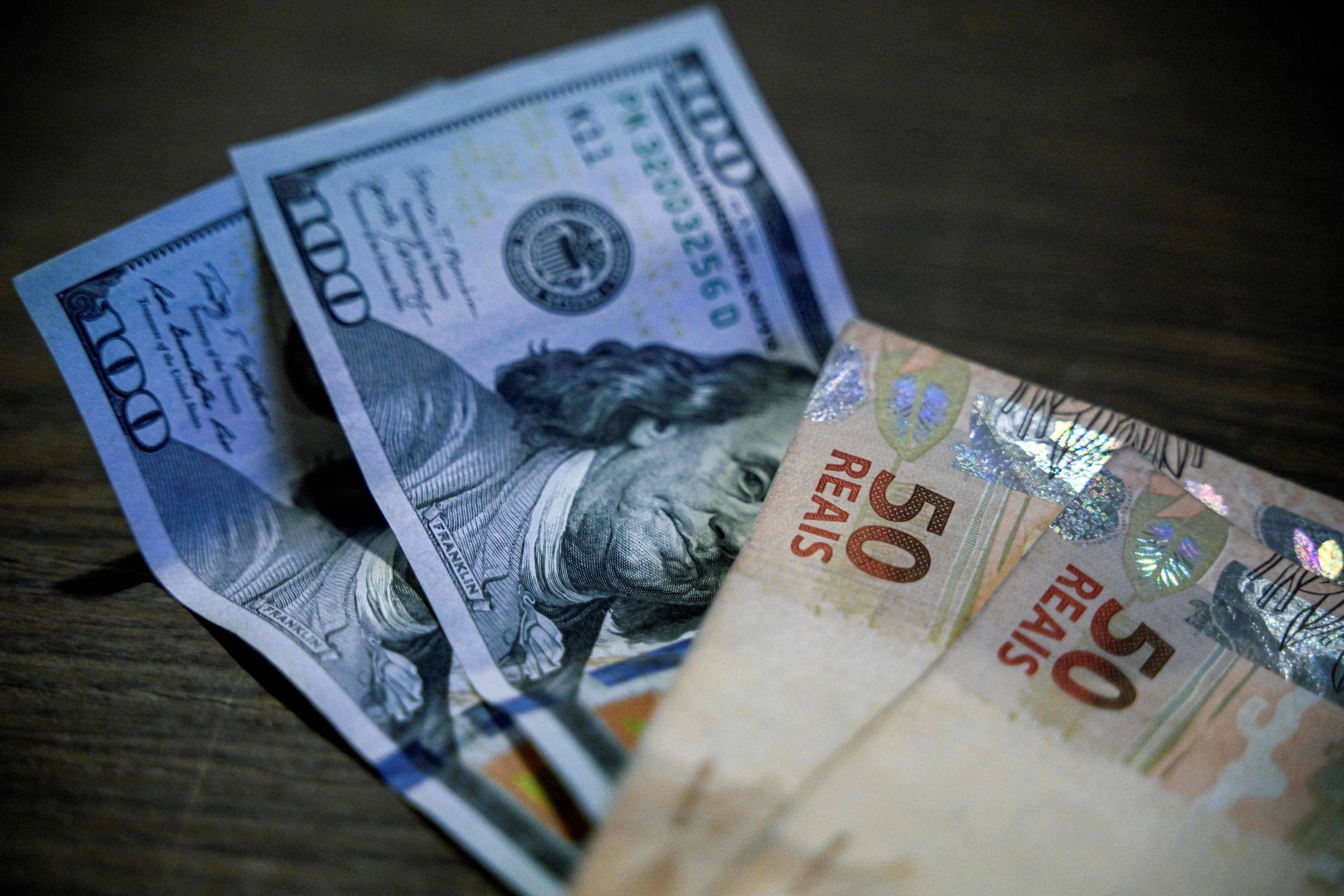 Dólar fecha em alta de 0,90%, a R$ 2,23