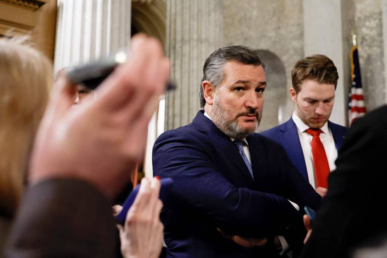 Ted Cruz, senador republicano dos EUA, fala a jornalistas no Capitólio, em Washington
