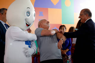 Lula recebe vacina bivalente anti-covid aplicada por Alckmin