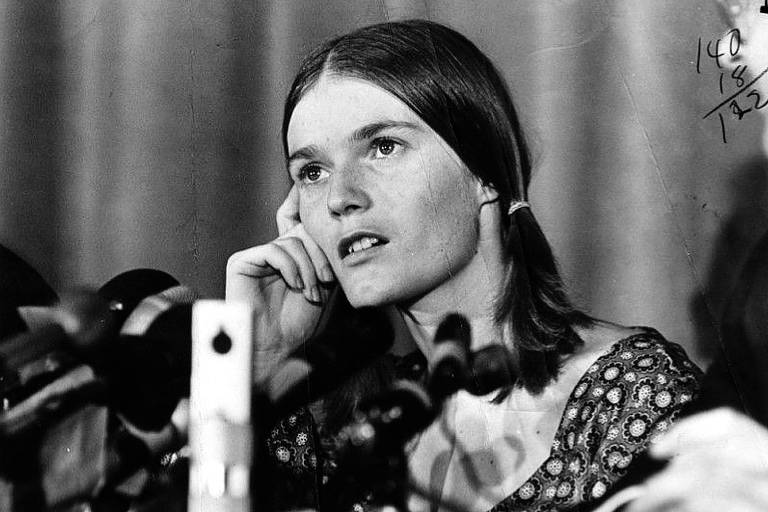 Linda Kasabian é retratada em uma coletiva de imprensa após 18 dias de testemunho como testemunha-chave da acusação durante os julgamentos de assassinato de Charles Manson e seus seguidores. Data da fotografia carimbada em 19 de agosto de 1970.