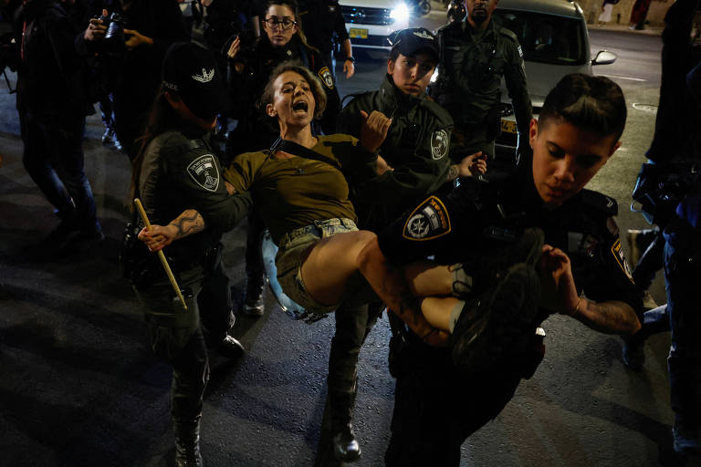 Polícia detém manifestante durante protesto contra proposta de reforma judicial em Jerusalém