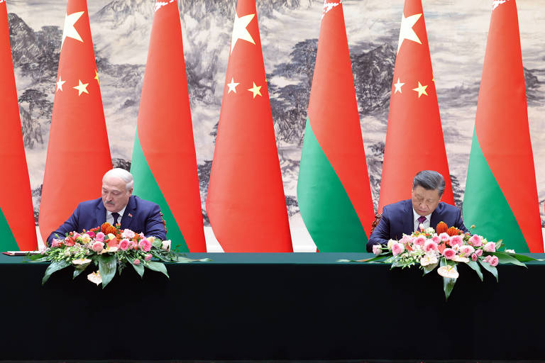 O ditador da Belarus, Aleksandr Lukachenko, e o líder da China, Xi Jinping, assinam declaração conjunta no Grande Salão do Povo, em Pequim