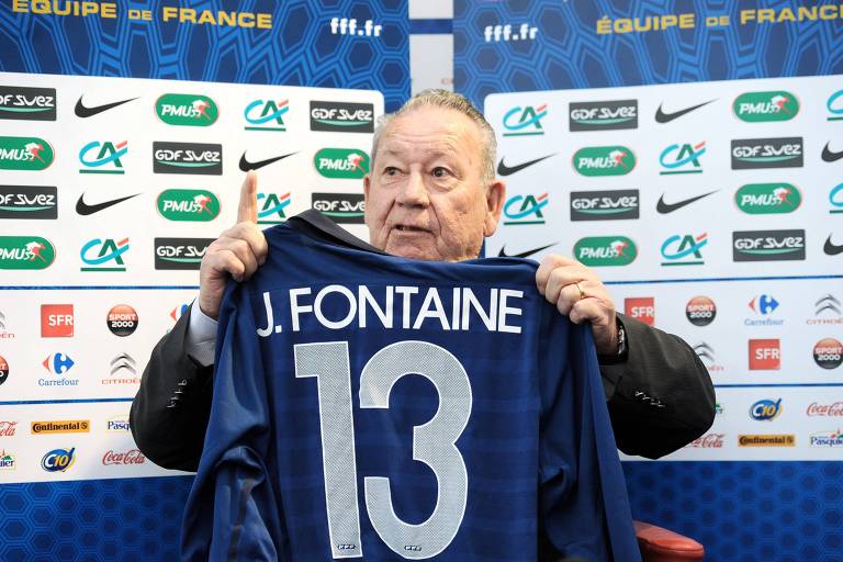 Fontaine recebe camisa da seleção francesa com o seu nome antes de partida das eliminatórias para a Eurocopa de 2012