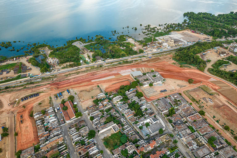 Vista aérea do Mutange, um dos bairros atingidos pelo desastre ambiental causado pela exploração de sal-gema pela Braskem em Maceió (AL); região que estava afundando está sendo aterrada