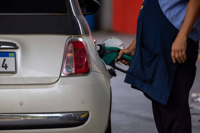 Calculadora da Folha mostra se é melhor abastecer com etanol ou gasolina