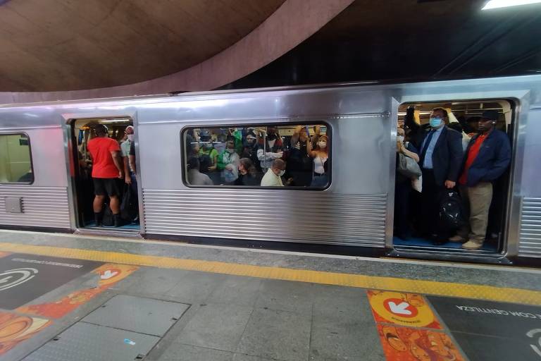 Linha 1-azul do Metrô tem falha em São Paulo
