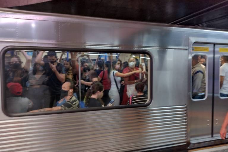 Trens ficaram lotados por causa de falha na linha 1-azul do Metrô