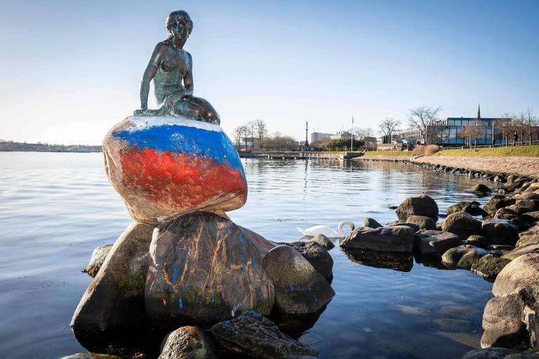 Estátua da 'Pequena Sereia' na Dinamarca é vandalizada com bandeira da Rússia