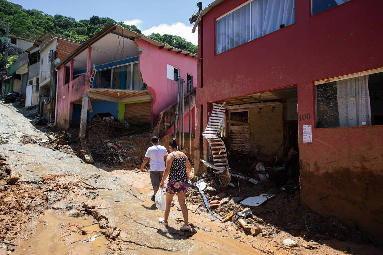 Equipes da Prefeitura de São Sebastião e moradores continuam os trabalhos para tentar recuperar casas e vias da Vila Sahy