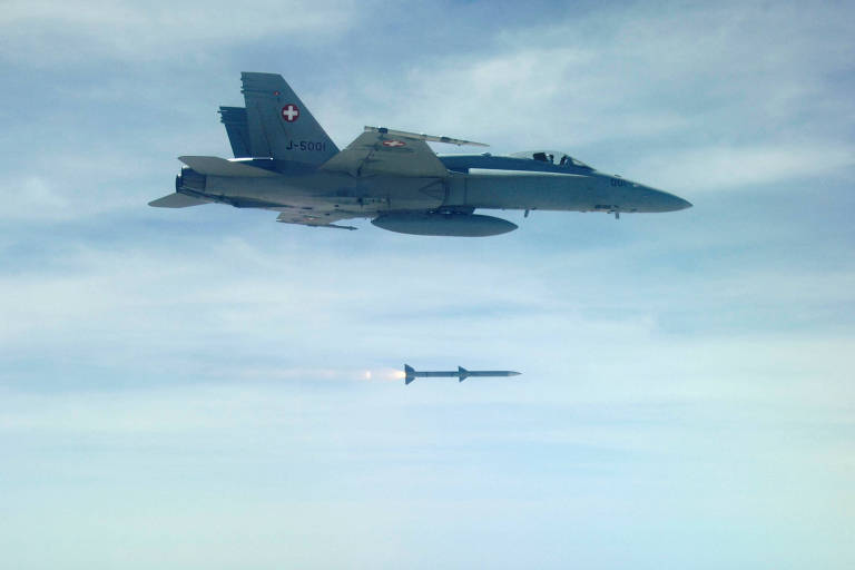 Caça da força aérea suíça dispara míssil AMRAAM, um dos modelos oferecidos pelos EUA a Taiwan