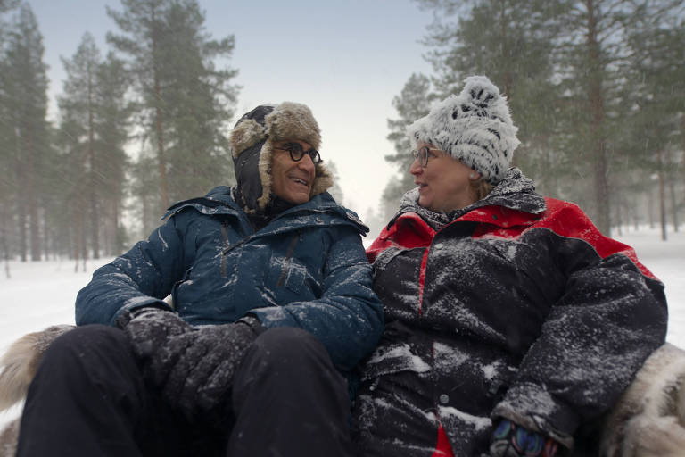  Eugene Levy se encontra com Kaisa Savolainen enquanto visitava a Finlândia em 'O Viajante Relutante'
