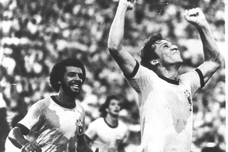 Zico comemora, ao lado de Júnior, gol contra a Nova Zelândia, na Copa de 1982