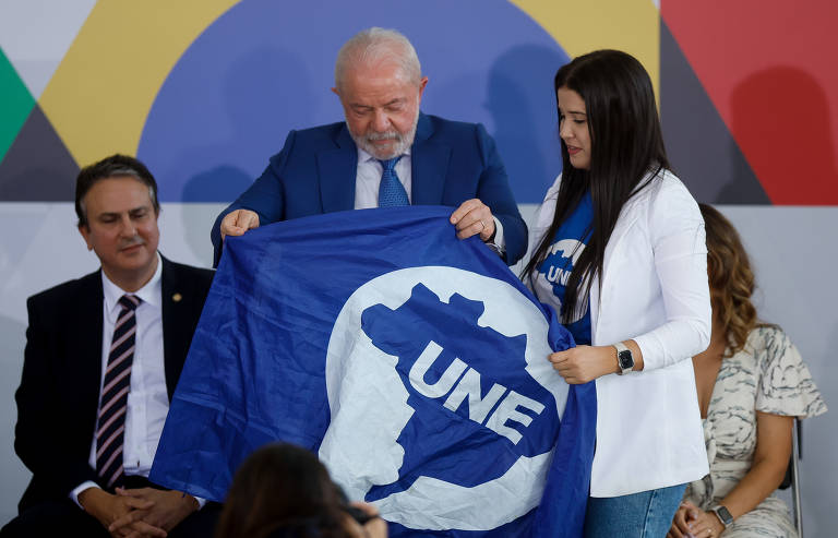 O presidente Luiz Inácio Lula da Silva (PT), acompanhado da primeira-dama Janja e dos ministros Camilo Santana (Educação) e Luciana Santos (Ciência e Tecnologia), anuncia novos valores para bolsas de estudo e pesquisa da Capes e da CNPq, no Palácio do Planalto