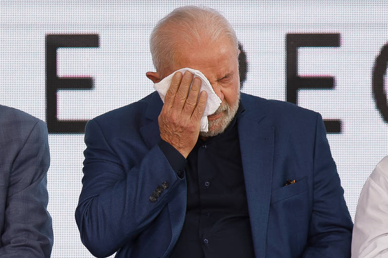 O presidente Luiz Inácio Lula da Silva (PT) chora durante a solenidade de relançamento do Consea (Conselho de Segurança Nutricional e Alimentar), no Palácio do Planalto, em Brasília
