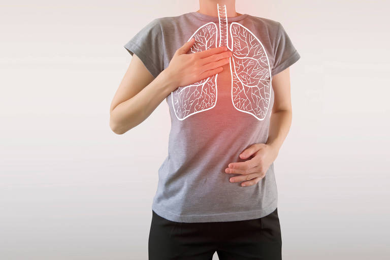 Imagem do tronco de uma mulher com os pulmões desenhados sobre a camiseta