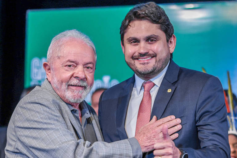 Juscelino Filho, ministro das Comunicações, e o presidente Luiz Inácio Lula da Silva durante evento em Brasília
