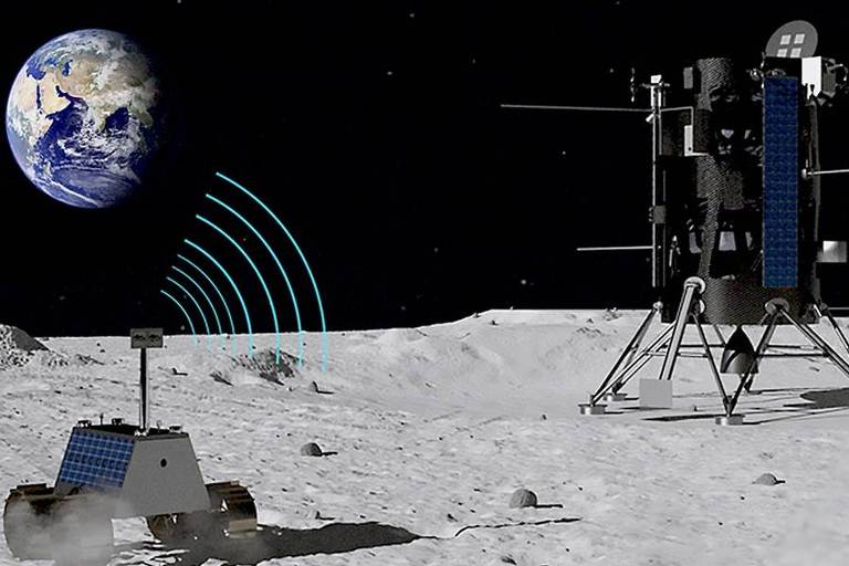 Ilustração mostra o robô em primeiro plano. Ele é pequeno e tem esteiras no lugar de rodas, e forma de uma caixa com antena superior. Há desenhos indicando ondas ao lado da antena. Ao fundo, um aparato metálico está sobre o solo lunar. A Terra é vista ao fundo.