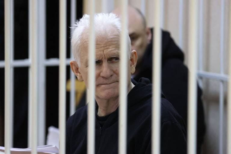 Nobel da Paz Ales Bialiatski é condenado a dez anos de prisão por Justiça da Belarus