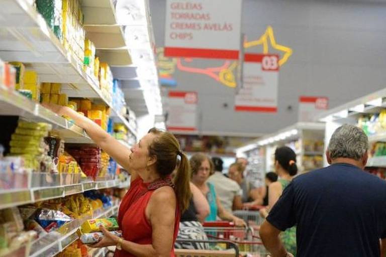 Pessoas no supermercado