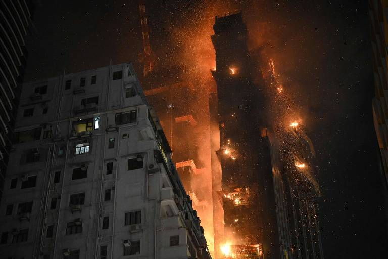 Foto de edifício pegando fogo à noite