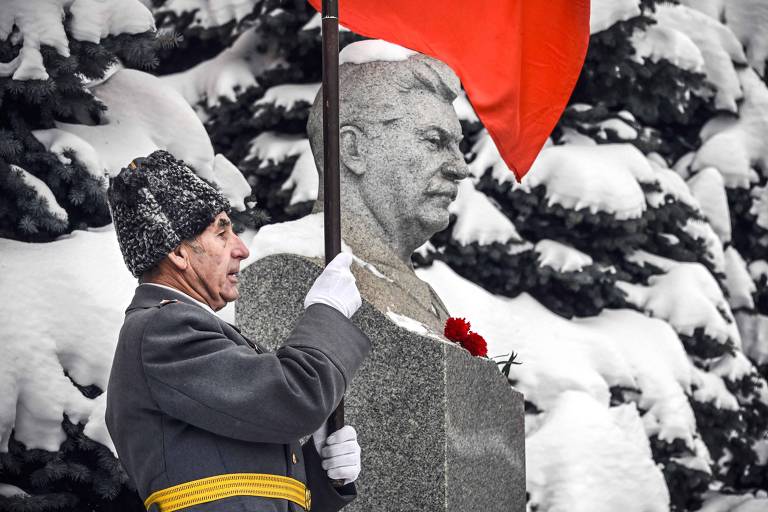 Veterano do Exército Vermelho junto ao túmulo de Stálin na muralha do Kremlin, durante celebração do 143º aniversário de nascimento do ditador no ano passado