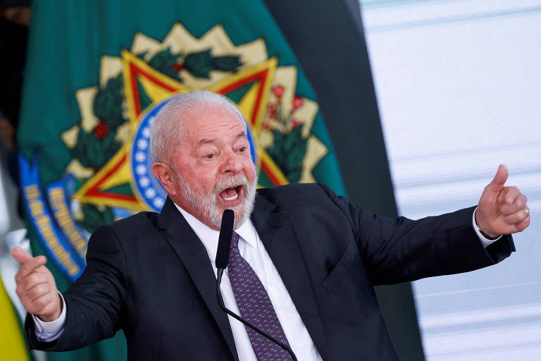 O presidente Luiz Inácio Lula da Silva (PT) fala durante a cerimônia de relançamento do programa "Bolsa Família", no Palácio do Planalto, em Brasília