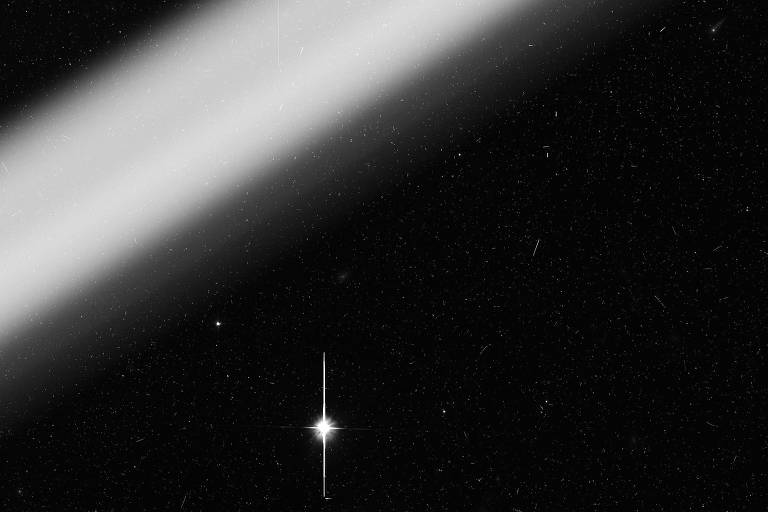 Bombardeado com luz, Hubble se vê sob ameaça de satélites da SpaceX