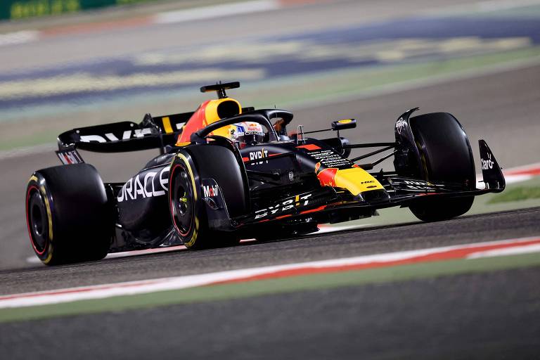 Verstappen durante os treinos livres da F1 antes do GP do Bahrein