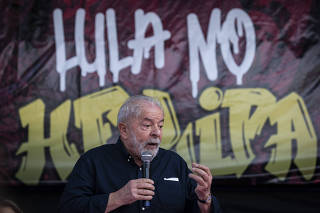 O ex-presidente Luiz Inácio Lula da Silva, com jovens da comunidade Heliópolis 