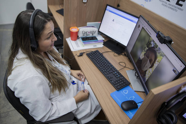 A psicóloga Luiny de Medeiros, 26, conversa com a ginecologista Claudia Lunard (na tela) em simulação do uso do sistema no Centro de Teleconsulta do Hupe Digital, no Rio de Janeiro 