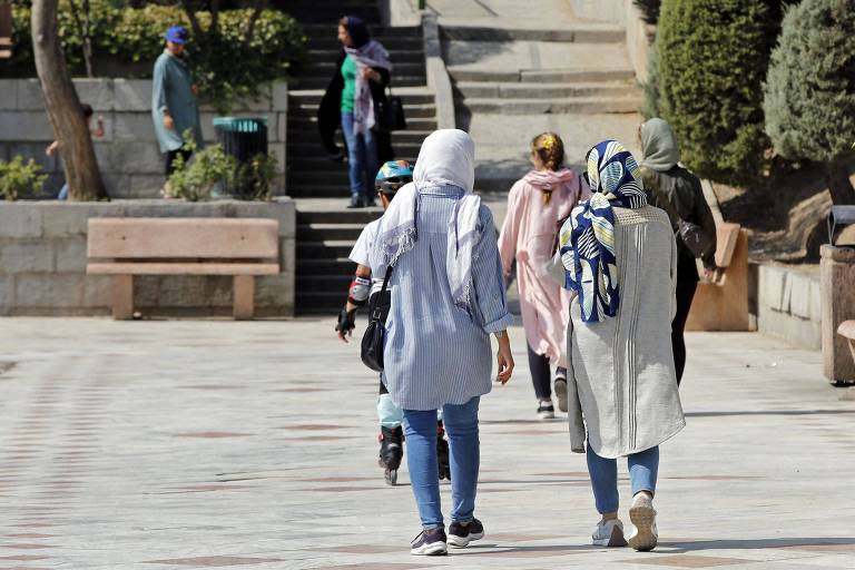 Mulheres caminham em um parque em Teerã, capital do Irã 