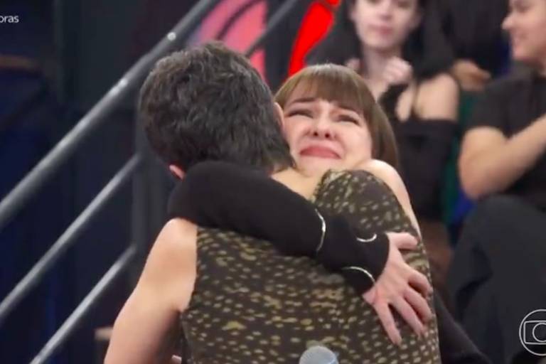 Klara Castanho chora ao relembrar estupro durante gravação do programa Altas Horas (Globo), apresentado por Serginho Groisman
