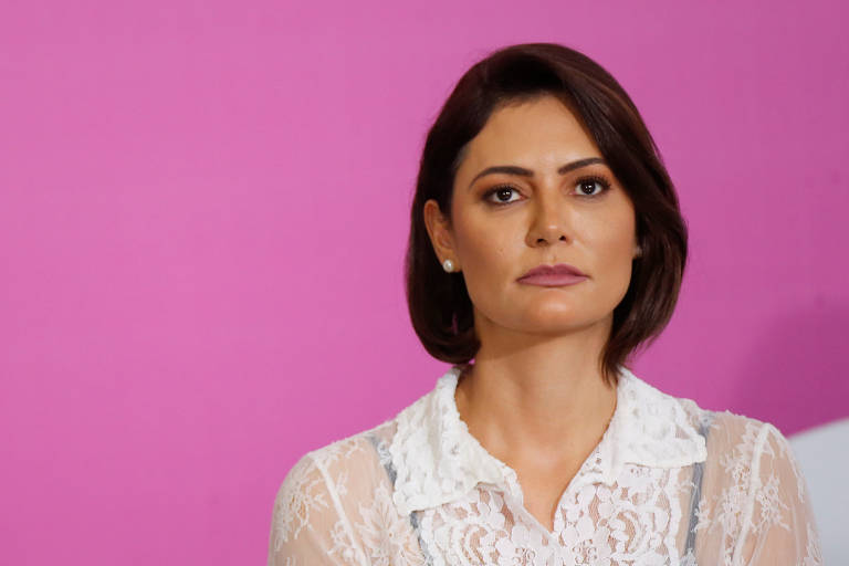 Em rede social, Michelle negou ser a destinatária das joias, mas não deu mais explicações e ironizou: "Quer dizer que 'eu tenho tudo isso' e não estava sabendo? Meu Deus! Vocês vão longe mesmo hein?! Estou rindo da falta de cabimento dessa impressa [sic] vexatória", postou no Instagram.