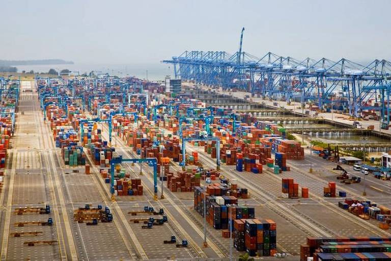 A Westports Malaysia, perto do estreito de Malaca, é um dos portos mais movimentados do mundo