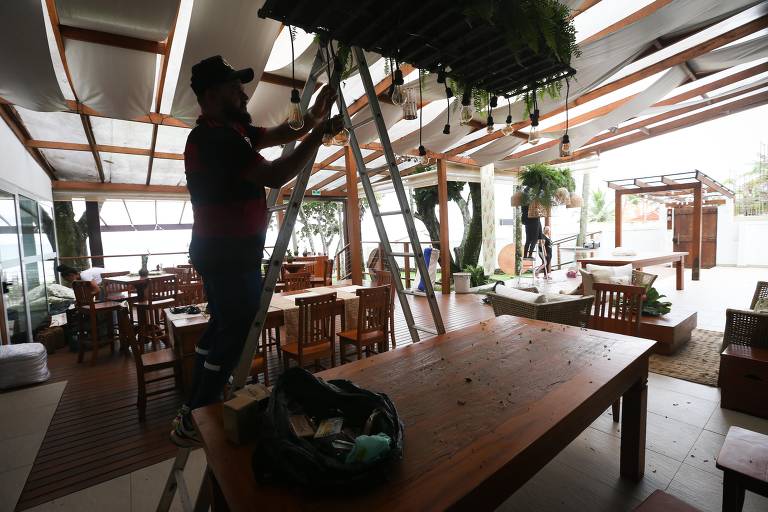 Preparação de salão para casamento em Juquehy, São Sebastião