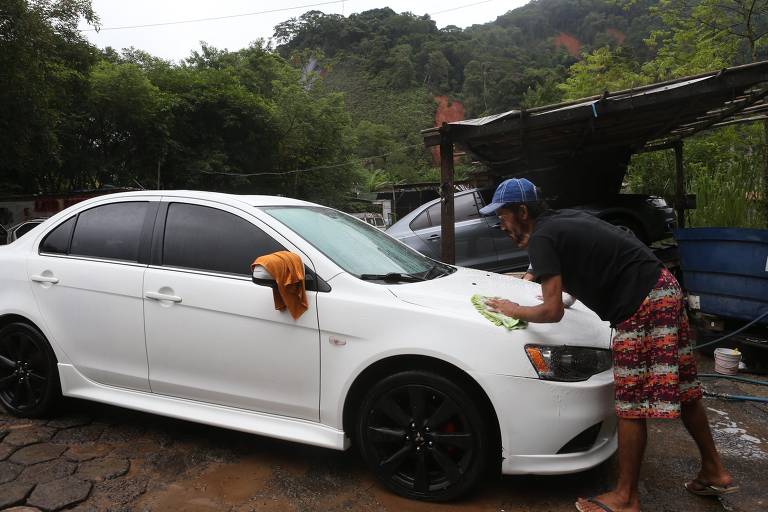Mecânica e lava-rápido às margens do Km 177 da rodovia Rio-Santos, região da praia de Juquehy