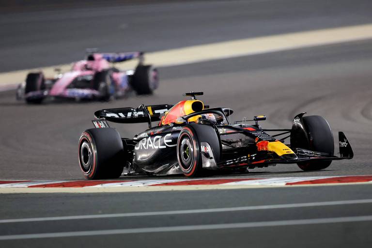 Carro de Max Verstappen (Red Bull) durante a disputa do GP do Bahrein.