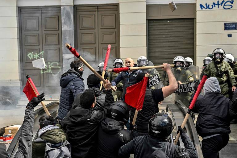 Manifestantes entram em confronto com policiais na entrada de uma estação de metrô em Atenas 