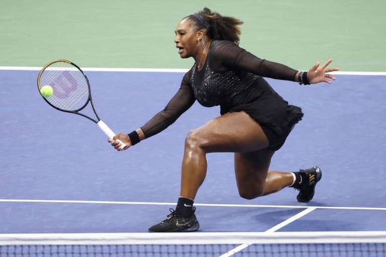 A tenista Serena Williams em quadra jogando tenis