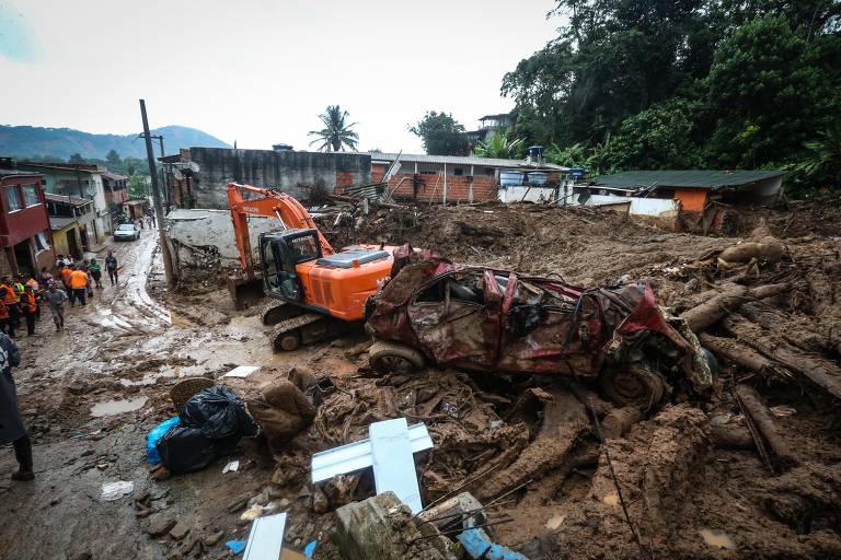 Máquinas são usadas para retirar móveis e objetos na Vila Sahy, em São Sebastião, após chuvas de fevereiro de 2023
