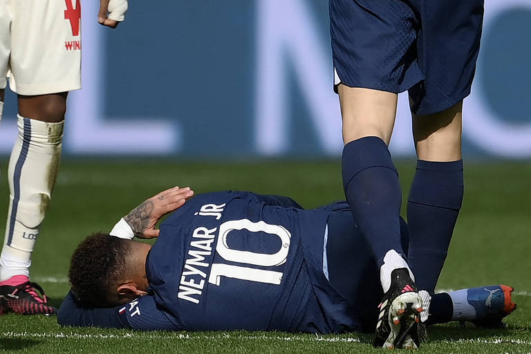 Neymar fica caído no gramado após sofrer lesão no tornozelo pelo Campeonato Francês