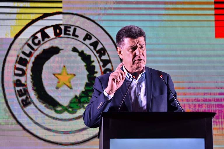 O líder da oposição, Efraín Alegre, discursa em lançamento de candidatura presidencial, em Assunção
