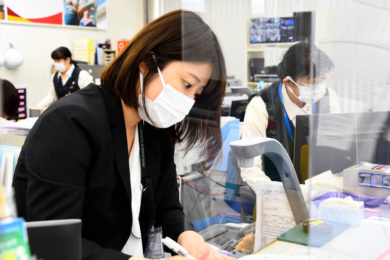 Bancos japoneses começam a abolir uniforme para mulheres