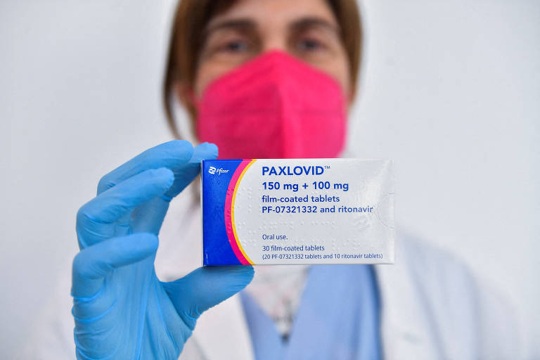 Em novembro de 2022, o SUS decidiu incorporar na rede o medicamento Paxlovid para tratamento de casos leves e moderados em pacientes com maior risco de hospitalização. A rede de saúde também possui outras opções, como o baracetinib, indicado para casos graves